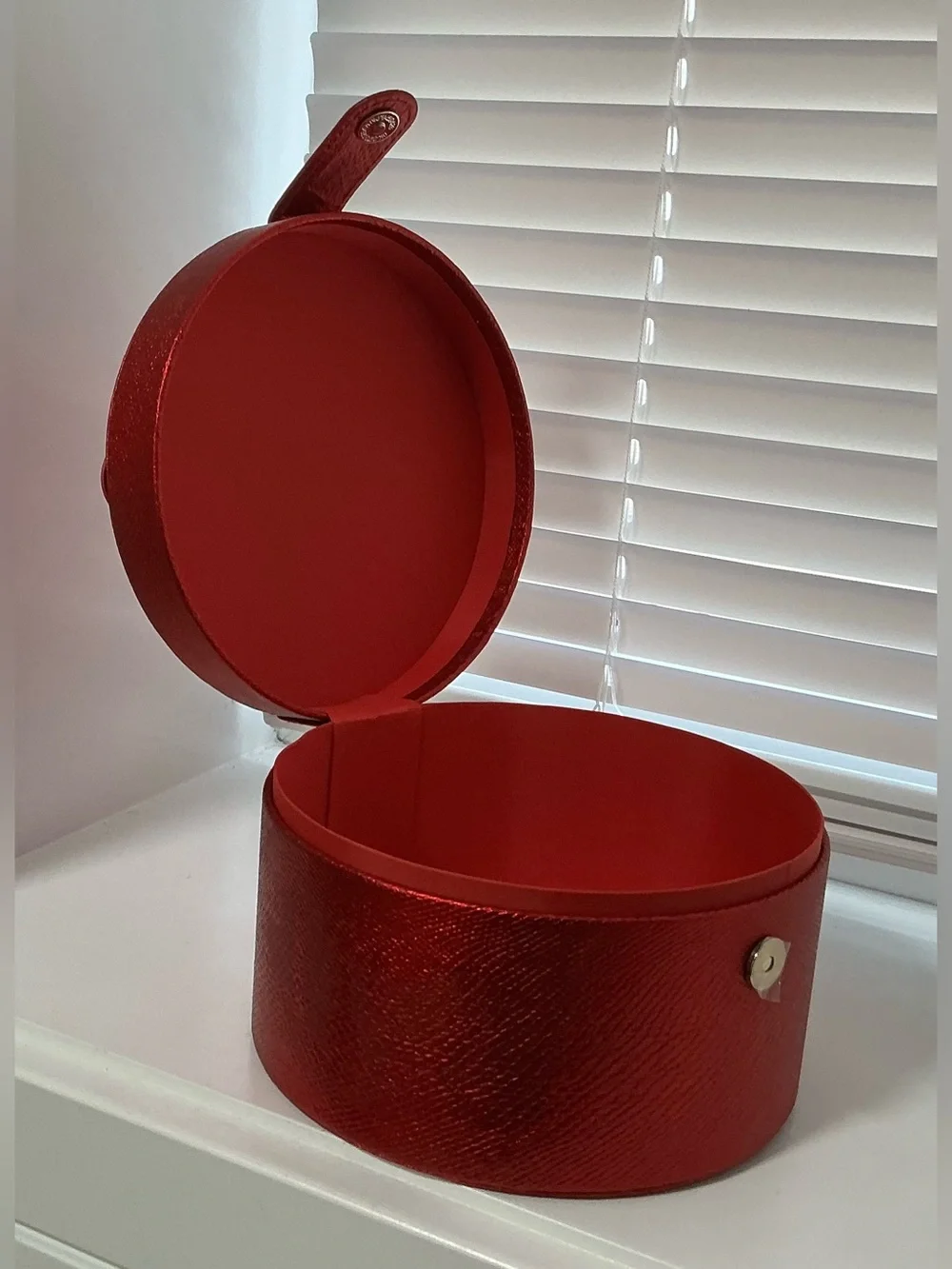 Elizabeth Arden Red Textured Round Makeup Case with Handle